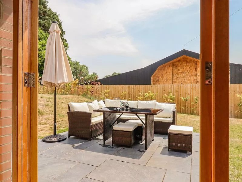 THE TITHE BARN, pet friendly, with open fire in South Molton