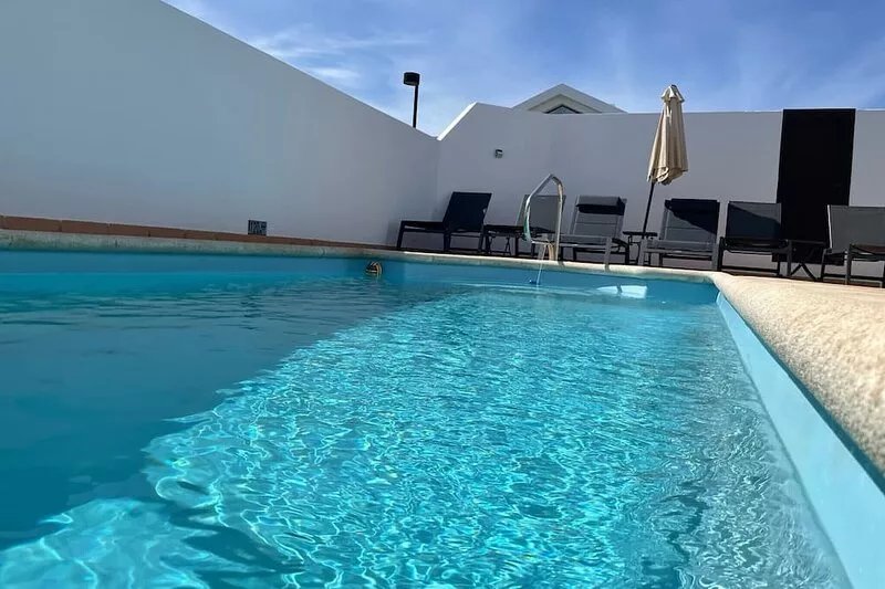 Villa with Private Electric / Solar Panel Heated Pool, Wi-fi in Playa Blanca
