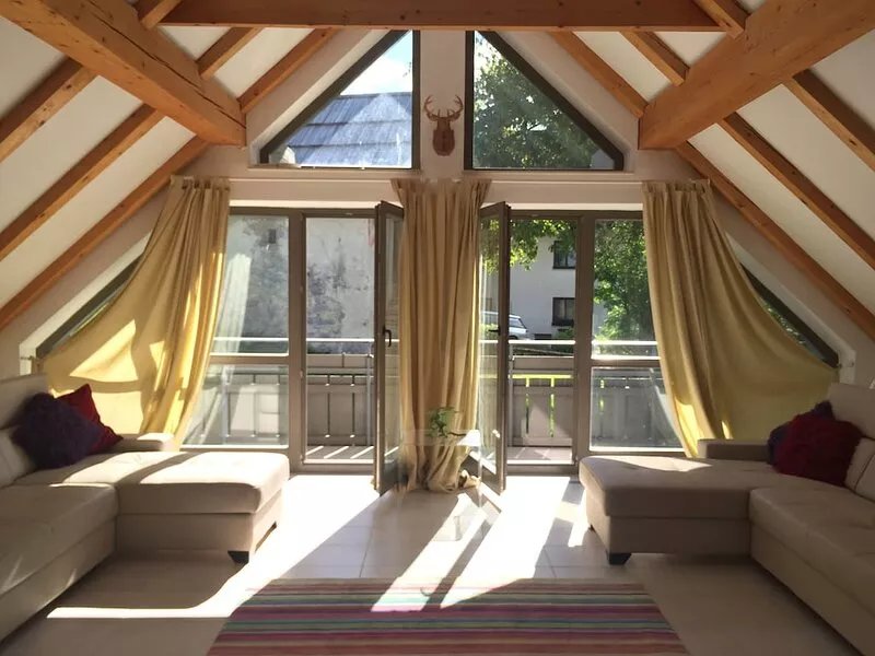Detached family friendly Chalet with wonderful mountain views!