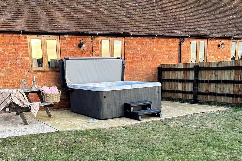 Combine Shed at Oosland Barns - sleeps 4 guests  in 2 bedrooms