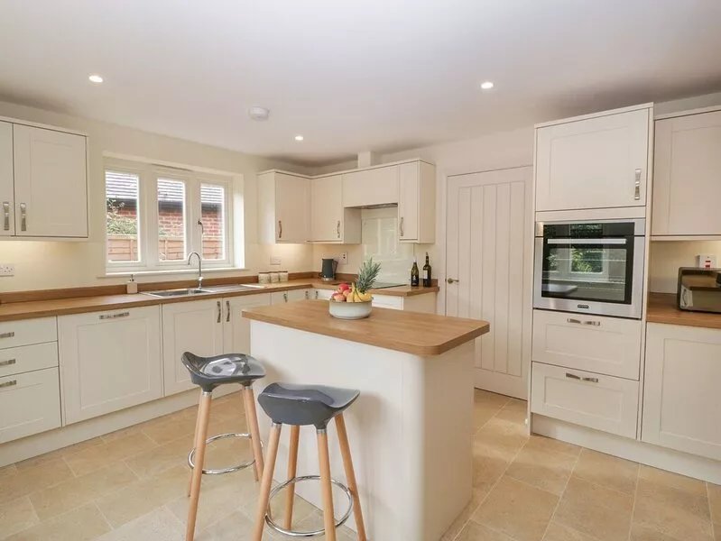 OAKDENE, family friendly, character holiday cottage in Upper Quinton