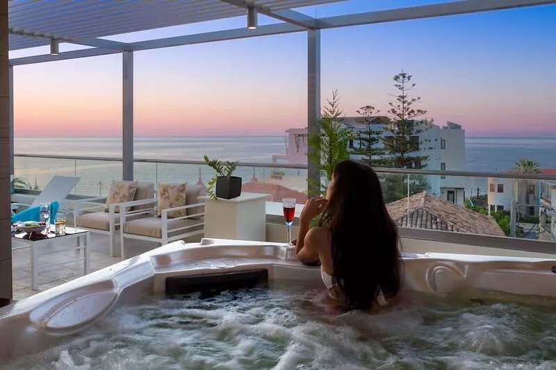 Evelyn's House: outdoor heated Jacuzzi, cozy Fireplace, Views & 100Mbps WiFi