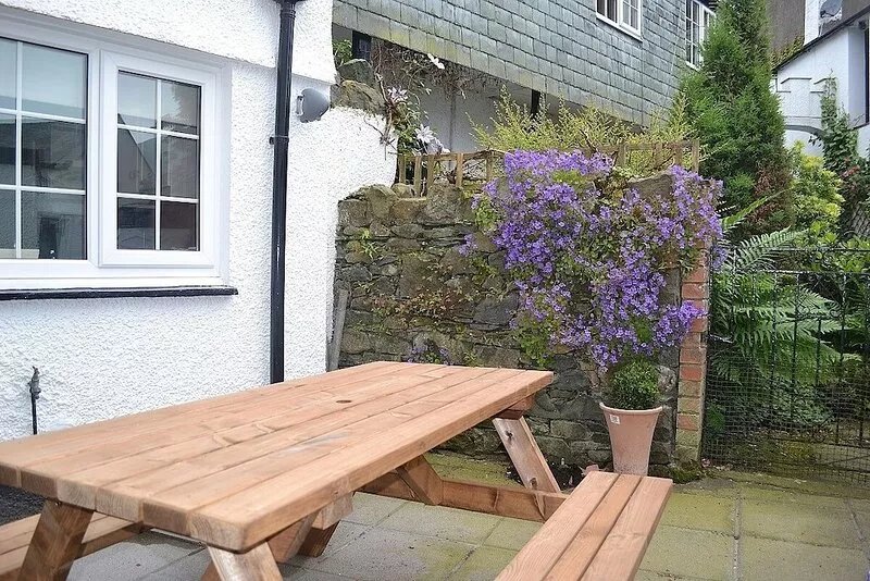 5 Bedroomed 200 Year Old Coach House With Private Front Garden And Parking