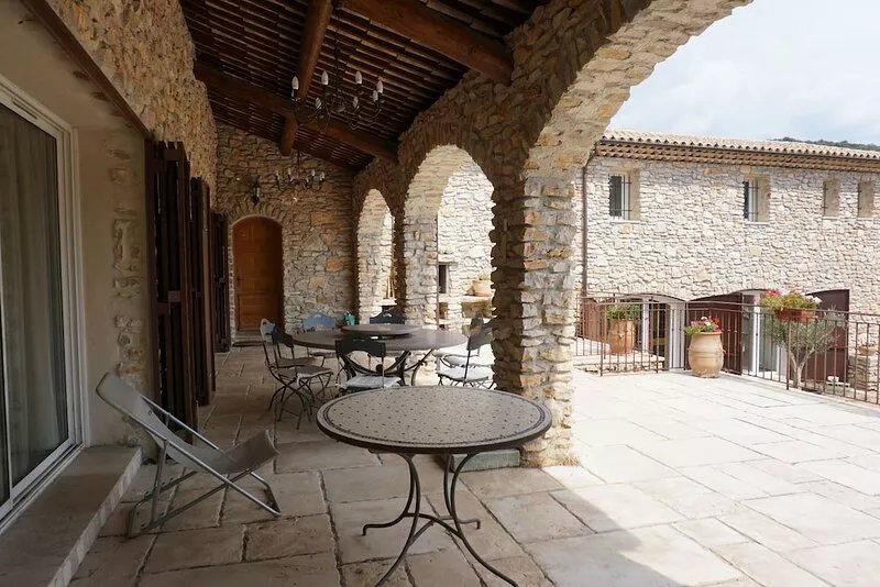 Quiet La Buisse estate with tennis court, heated swimming pool, ideal for