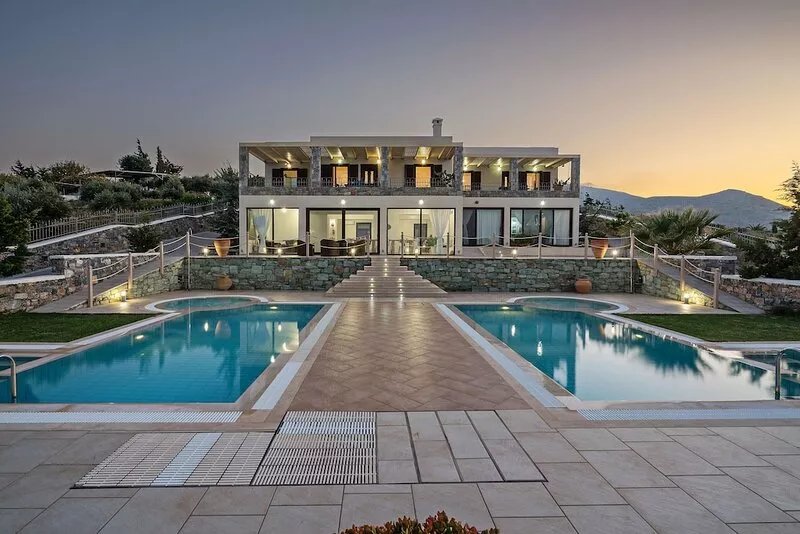 Family Friendly Villa with Heated Pool, Tennis, Jacuzzi, 4km to Sea & Amenities