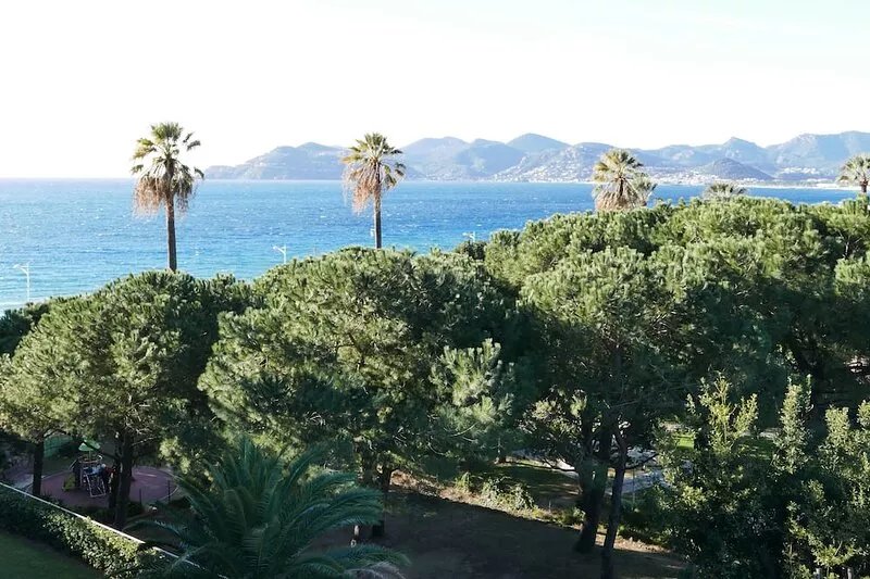 Bright apartment 2 parts 40 m2 to 80 meters from the beach, sea view