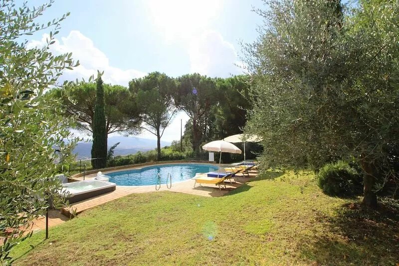 Wonderful private villa for 13 people with WIFI, private pool, TV and parking