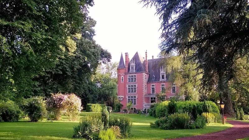 Château de la Vernède, charming & historic guest house, Volcanoes natural park
