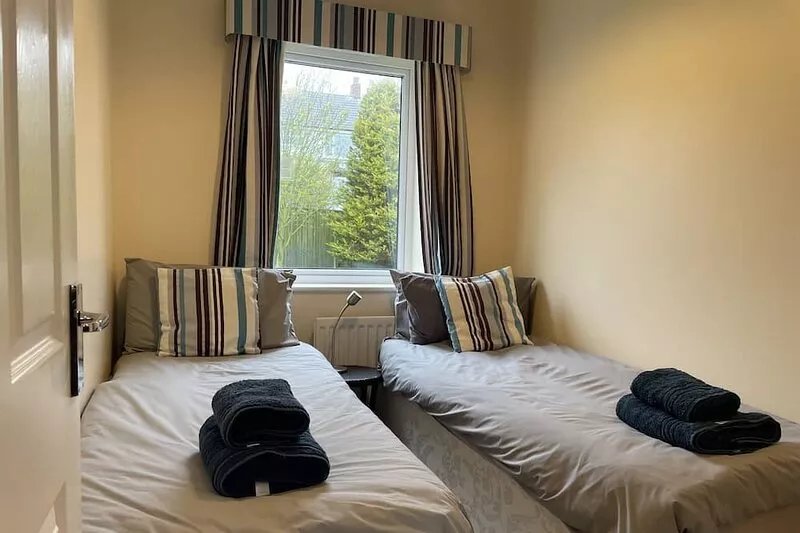 Detached dog friendly cottage 2 mins walk from beach