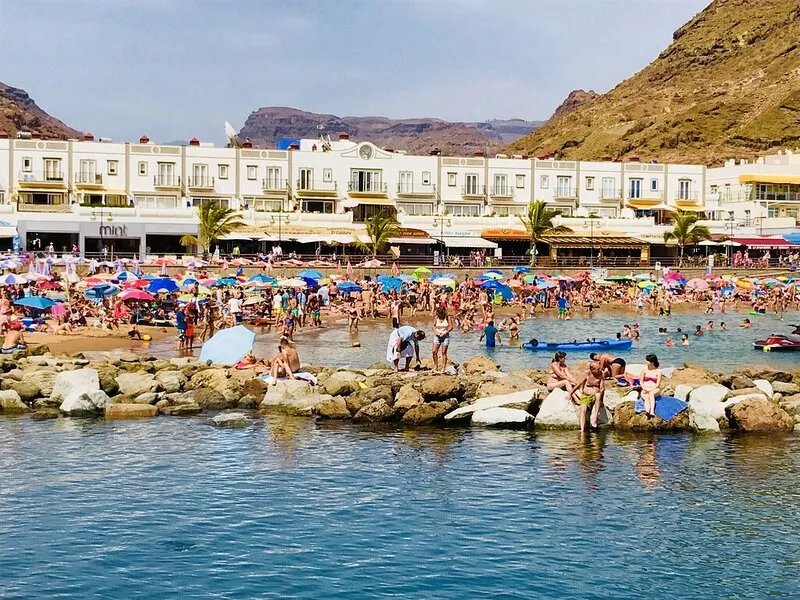 Large 2 bedroom apartment. ROOF-TOP POOL, Puerto de Mogan. UK TV, WiFi, Netflix.