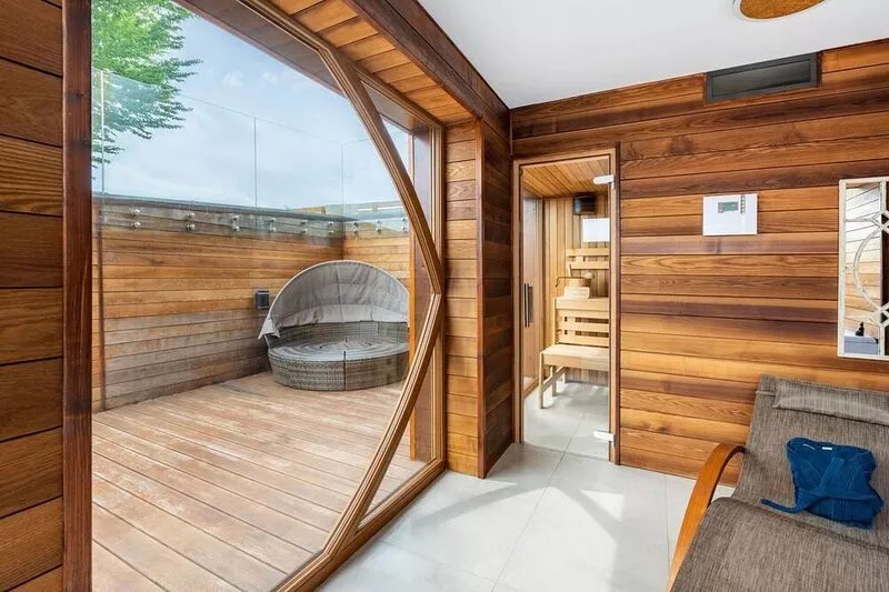 Beautiful private villa with A/C, hot tub, WIFI, TV, patio, pets allowed