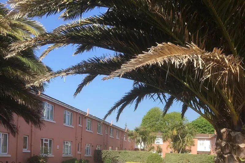 Paignton Seaside Apartment with heated outdoor pool and secure parking.