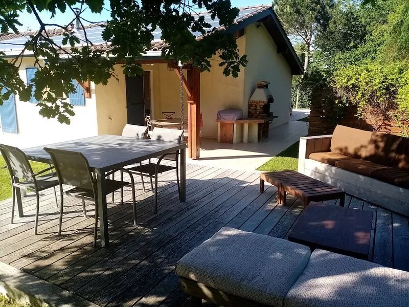 Quiet, air-conditioned villa 15 minutes from Bordeaux with pool and spa