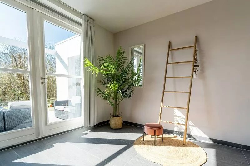 Spacious, light house near the beach, an oasis of peace and space with jacuzzi