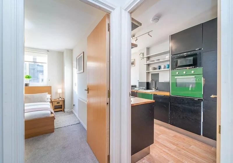 A delightful two-bedroom apartment with private parking space. Sleeps 6.