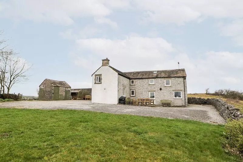 LEES FARM, pet friendly, character holiday cottage in Priestcliffe