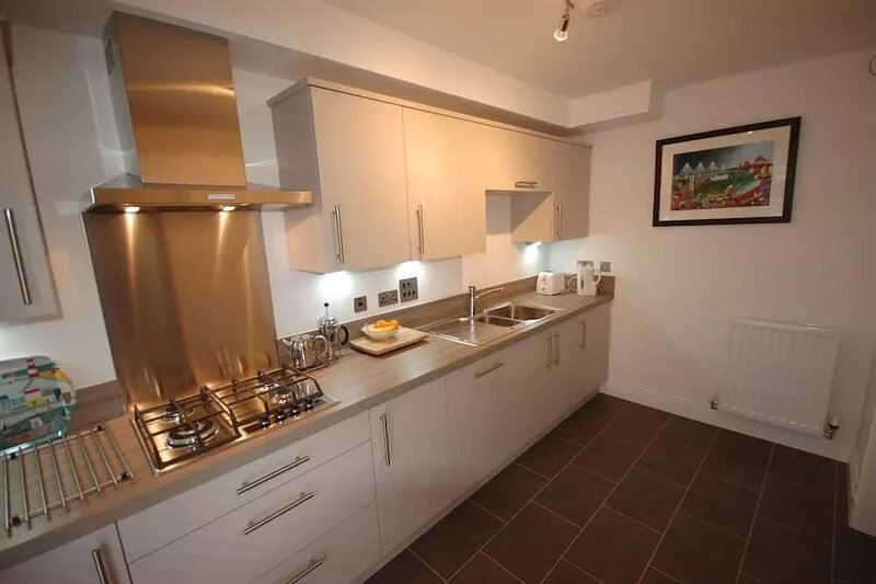 PARKING & LIFT ACCESS - A beautiful, modern central apartment.