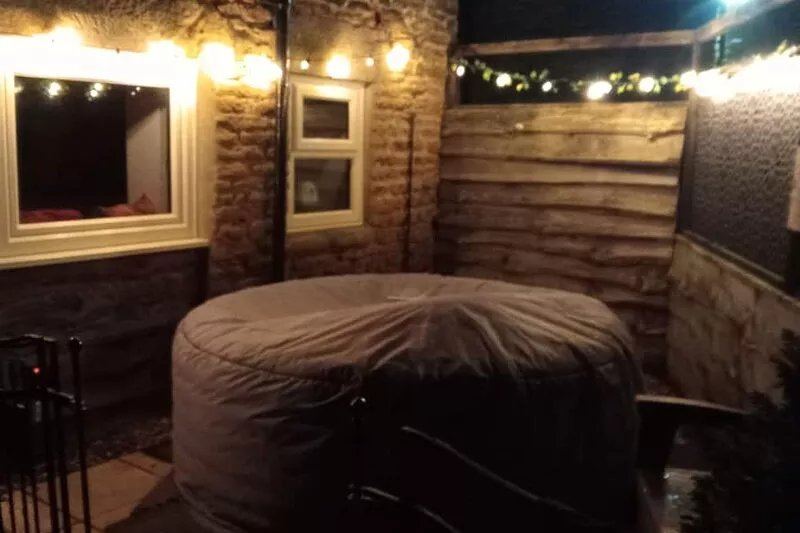 Dog Friendly Larch Cottage in the Rural Village of Ruston with hot tub.
