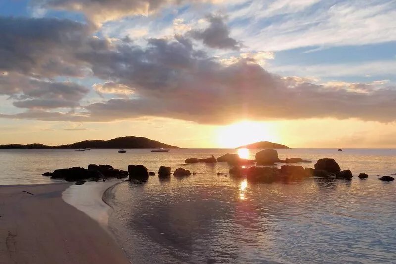 Cozy villa �, air-conditioned, 5' walk to San Ciprianu beach �