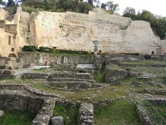 Forum romain autrefois identifie comme Gymnase romain a Orange