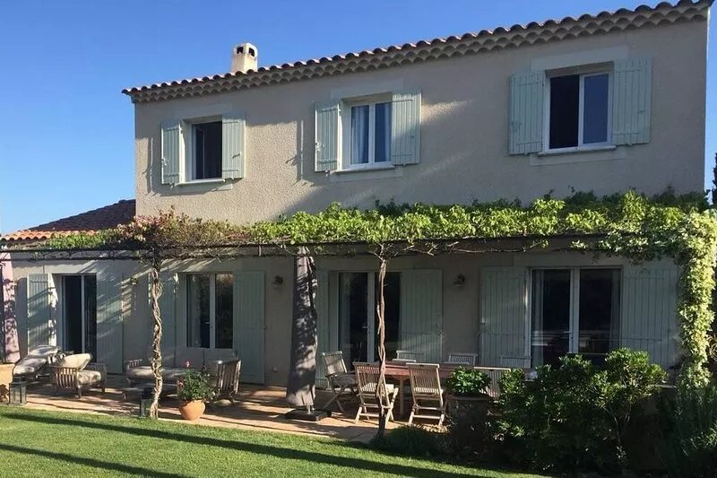 In St Rémy de Provence, large house, privileged residential area and calm