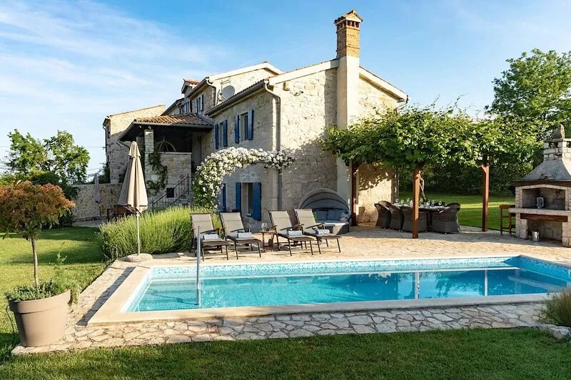 Charming stone house, private pool in a quiet location