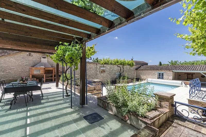 Charmante Maison,piscine et Cour Privée à Côté D'un Château et la Climatisation
