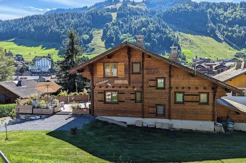 Individual 4* chalet, south-facing, with breathtaking views, free Multipass