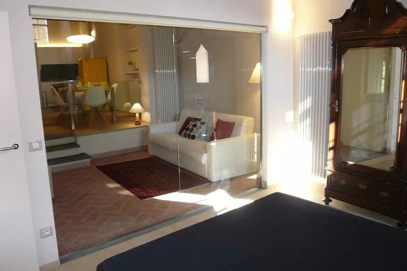 Modern Apartment: City Centre Location, Free Fast Wi-Fi, Air-Cond, Newly Restore