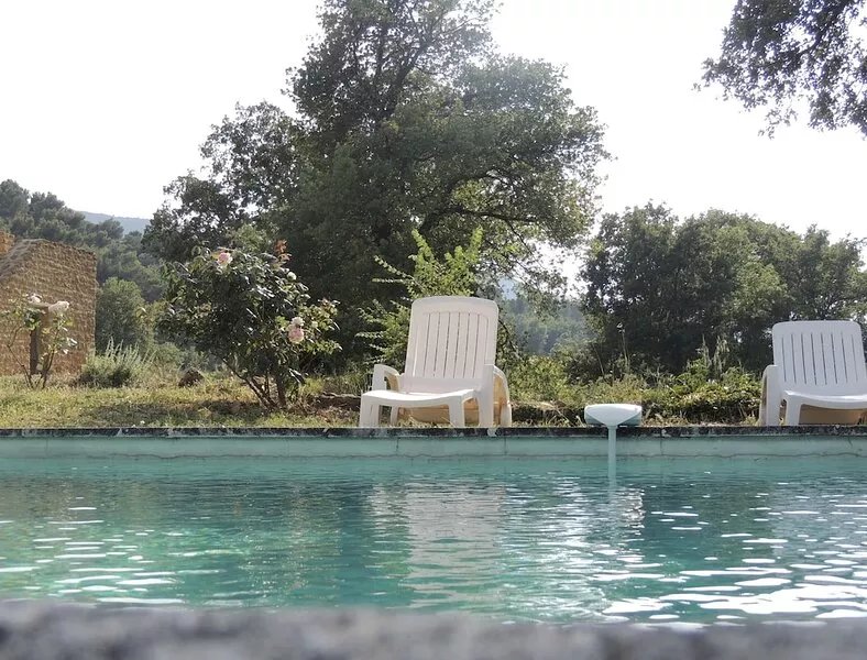 Charming cottage in stone farmhouse in the heart of the vineyards in the Luberon