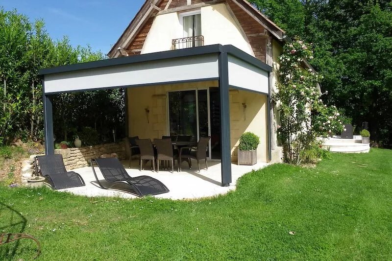House with pool, sleeps 6, 3 bedrooms, 2 bathrooms near Sarlat
