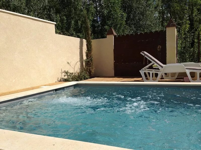 Nature 4 minutes from Avignon, charming country house.