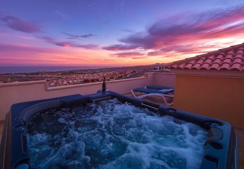 Pure indulgence, Pool Table, Hot Tub, Heated Pool, Free Wifi, BBC, ITV, Ch4.etc