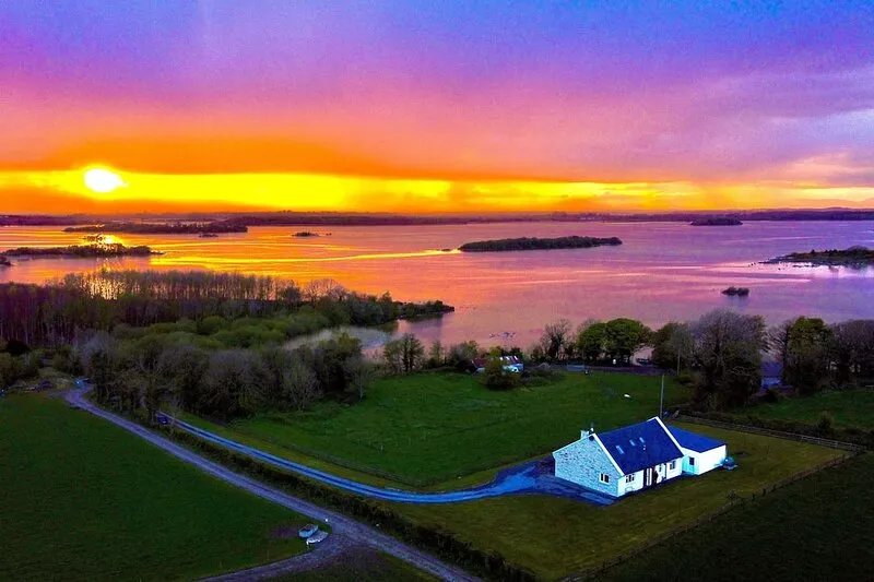BROWNSTOWN LODGE - Fishing Lodge & Country House with lake view and secluded