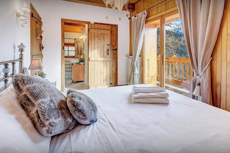 Chalet Chenavray - Manigod base for 10, spa & great skiing - OVO Network