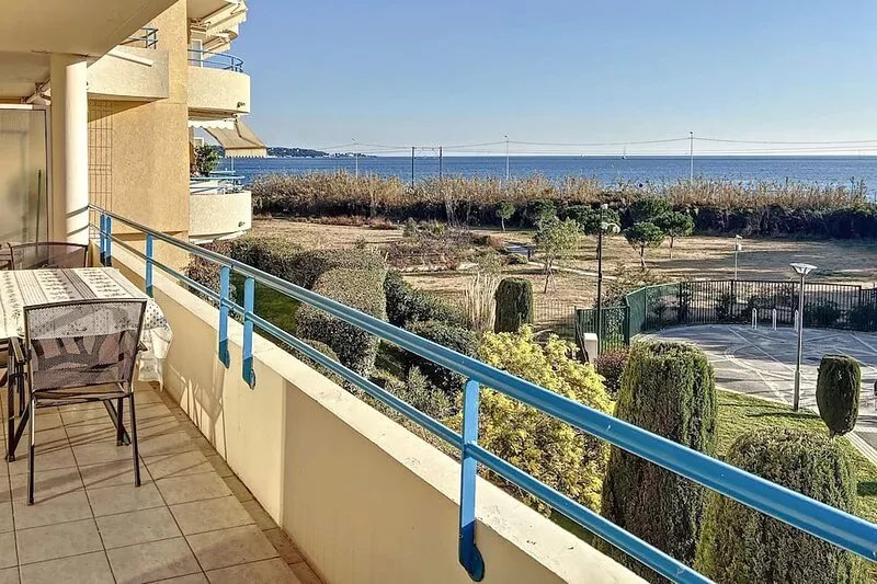 Stunning apartment with panoramic sea views and a sandy beach on the doorstep