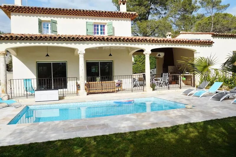 QUIET, AIR-CONDITIONED VILLA ON THE COTE D'AZUR