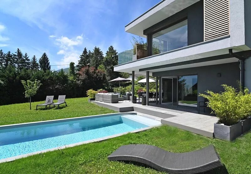 Charming villa with pool, lake view 10 minutes from the city center