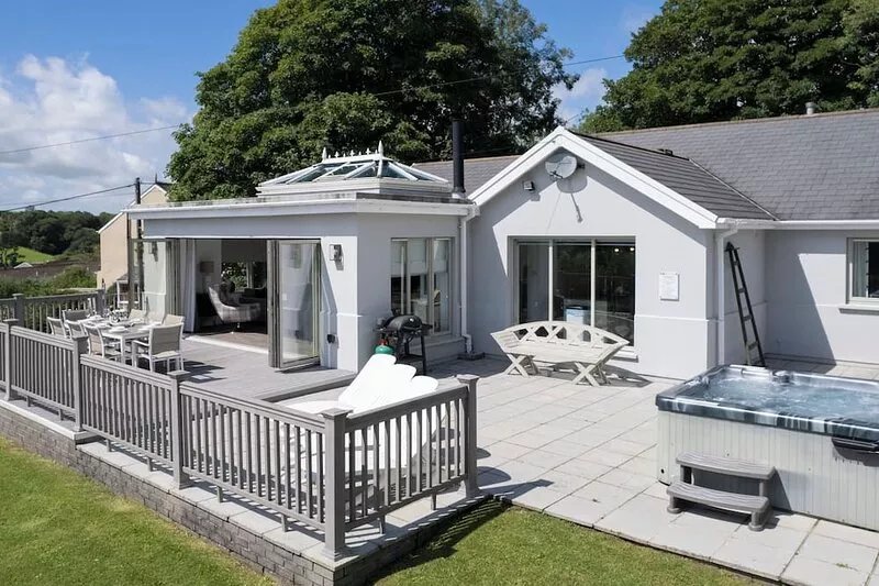 Amber Cottage - Hot Tub, Sea Views and Log Burner