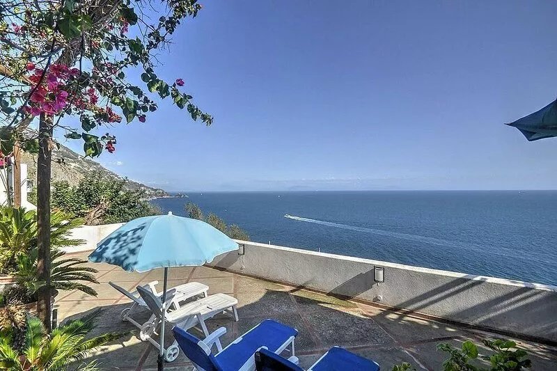 Casa Capinera: A bright apartment which faces the sun and the sea, with Free