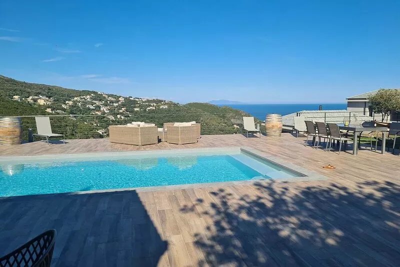 Villa T4 with breathtaking sea and mountain views