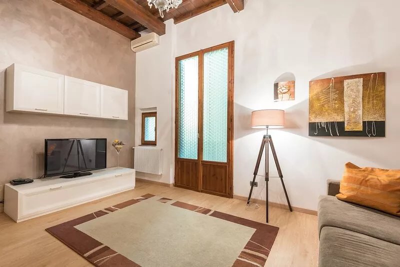 Apartment with balcony in the historical centre of Florence. Renewed in 2019.