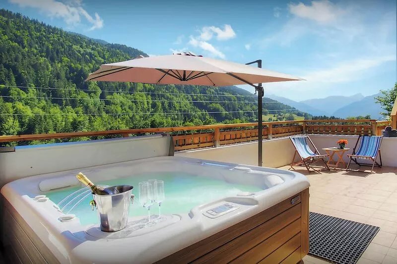 Chalet Carter - family mountain base for 11, jacuzzi & games - OVO Network