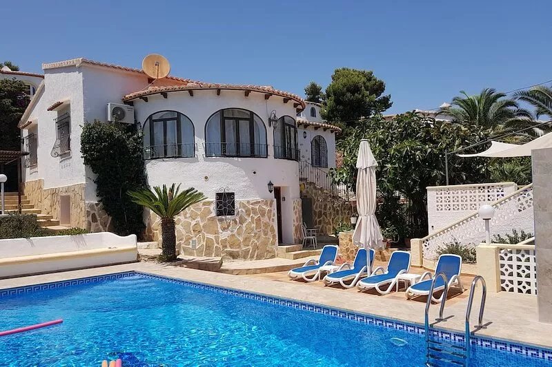 Gorgeous villa with XL pool, 4 terraces and seaview