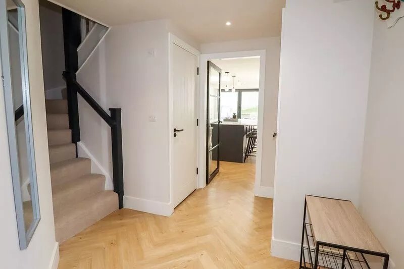 CHESHIRE VIEW, pet friendly, character holiday cottage in Buxton