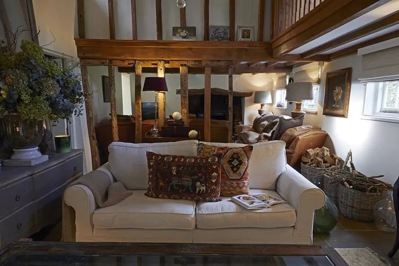 Beautiful English Cottage beside the wonderful Burhill Golf Course in Surrey