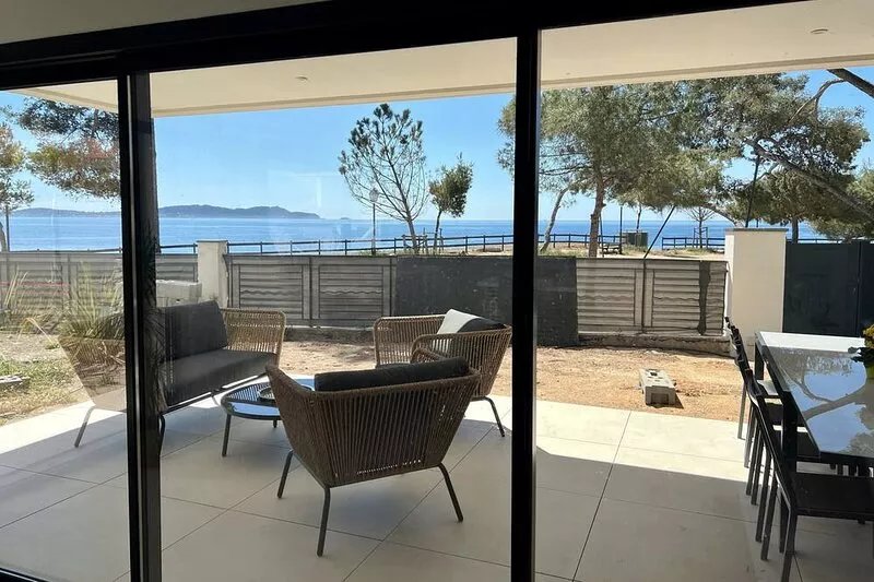 T4 waterfront at Les Pins Penchés!